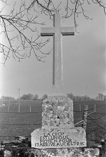 Croix de chemin en pierre, 1779 : vue de face. © Guy Forestier / Région Bourgogne-Franche-Comté, Inventaire du patrimoine - 1974