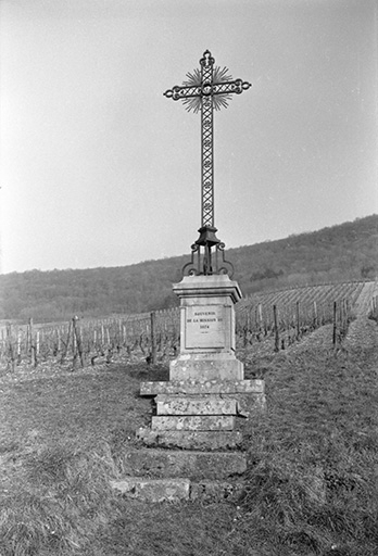 Croix de mission en pierre, fer forgé et fonte, 1874 : vue de face. © Guy Forestier / Région Bourgogne-Franche-Comté, Inventaire du patrimoine - 1974
