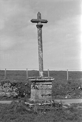 Croix de carrefour sud est du village : vue d'ensemble. © Guy Forestier / Région Bourgogne-Franche-Comté, Inventaire du patrimoine - 1974