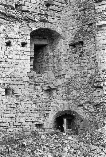 Le château-fort, vue de l'intérieur. © Guy Forestier / Région Bourgogne-Franche-Comté, Inventaire du patrimoine - 1974