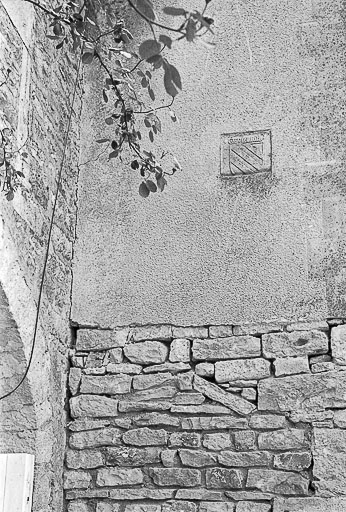 Blason de Catherine de Rye sur une façade de maison. © Guy Forestier / Région Bourgogne-Franche-Comté, Inventaire du patrimoine - 1974
