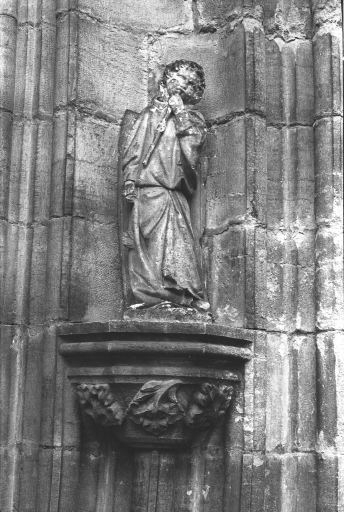 Statuette : ange buccinateur, portail occidental. © Guy Forestier / Région Bourgogne-Franche-Comté, Inventaire du patrimoine - 1974