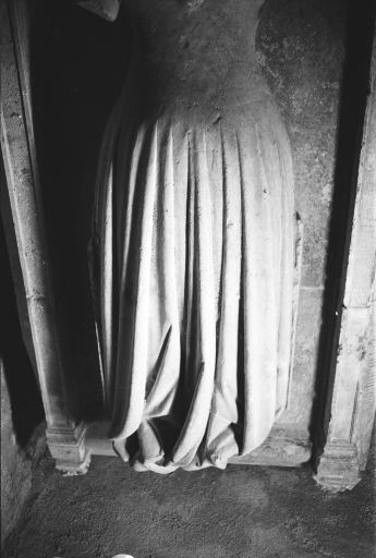 Détail : plis de la robe. © Guy Forestier / Région Bourgogne-Franche-Comté, Inventaire du patrimoine - 1974