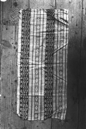 Vue d'un fragment avec feuilles de vigne et raisins. © Guy Forestier / Région Bourgogne-Franche-Comté, Inventaire du patrimoine - 1974