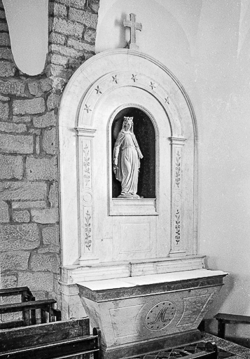 Autel latéral Sud dédié à la Vierge, marbre, XIXe siècle : vue de face. © Guy Forestier / Région Bourgogne-Franche-Comté, Inventaire du patrimoine - 1974