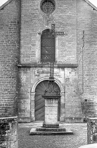 Croix monumentale en calcaire et fer forgé, 1832, située devant le porche de l'église : vue d'ensemble © Guy Forestier / Région Bourgogne-Franche-Comté, Inventaire du patrimoine - 1974
