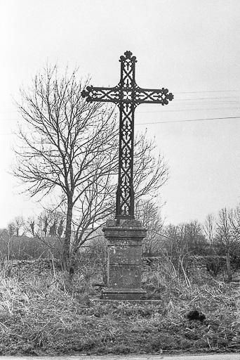Croix de chemin en calcaire, fer forgé et fonte, 1852 : vue générale. © Guy Forestier / Région Bourgogne-Franche-Comté, Inventaire du patrimoine - 1974
