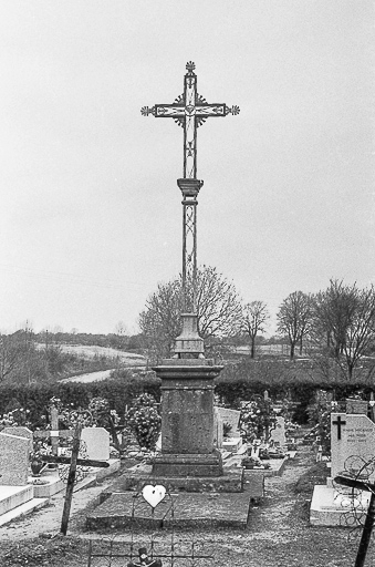 Croix cimetière en calcaire, fer forgé et tôle, XIXe siècle : vue générale. © Guy Forestier / Région Bourgogne-Franche-Comté, Inventaire du patrimoine - 1974
