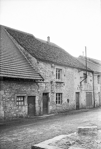 Ferme, XVe ou XVIe siècle : vue depuis la rue © Guy Forestier / Région Bourgogne-Franche-Comté, Inventaire du patrimoine - 1974