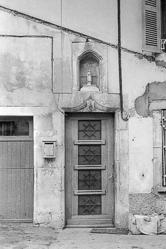 Maison, XVIe siècle : porte surmontée d'une niche avec une Vierge © Guy Forestier / Région Bourgogne-Franche-Comté, Inventaire du patrimoine - 1974