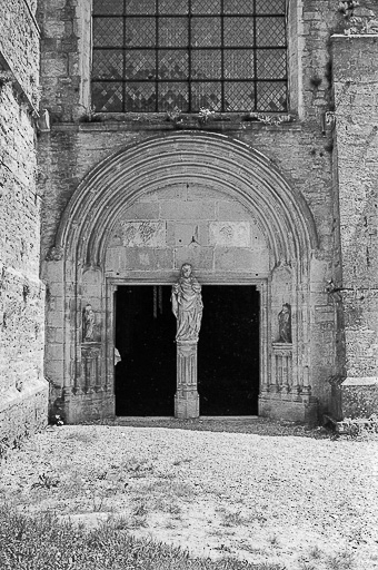 Vue du portail de l'abbatiale. © Guy Forestier / Région Bourgogne-Franche-Comté, Inventaire du patrimoine - 1974