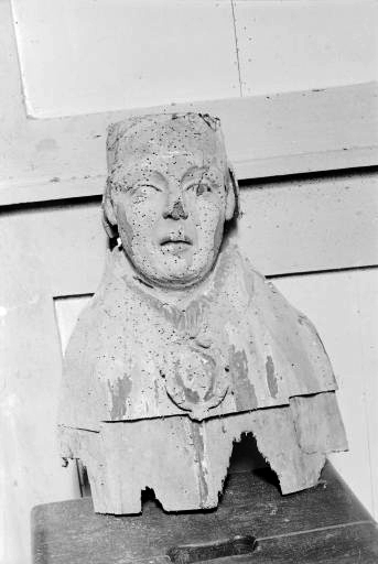 Vue de face d'un buste. © Guy Forestier / Région Bourgogne-Franche-Comté, Inventaire du patrimoine - 1974