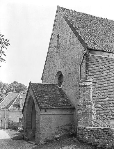 Façade antérieure vue de trois quarts droit. © Yves Sancey / Région Bourgogne-Franche-Comté, Inventaire du patrimoine - 1974