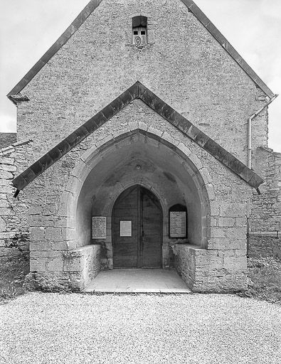 Façade antérieure : le porche. © Yves Sancey / Région Bourgogne-Franche-Comté, Inventaire du patrimoine - 1974