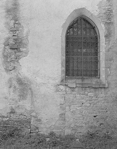 Façade latérale gauche :  baie de la partie droite du choeur. © Yves Sancey / Région Bourgogne-Franche-Comté, Inventaire du patrimoine - 1974