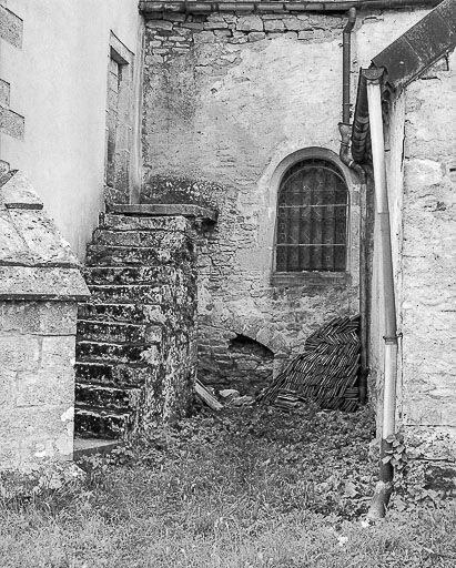 Façade latérale gauche : baie de la deuxième travée de la nef. © Yves Sancey / Région Bourgogne-Franche-Comté, Inventaire du patrimoine - 1974