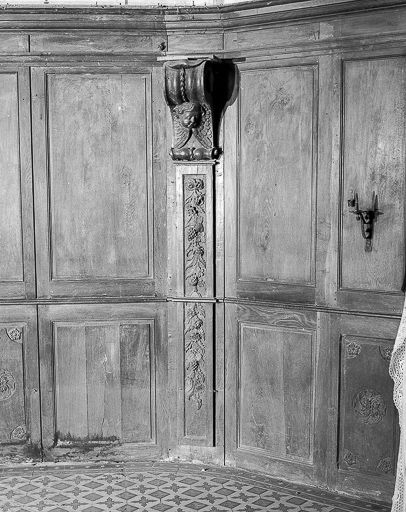 Détail : pilastre et console, premier angle de l'abside. © Yves Sancey / Région Bourgogne-Franche-Comté, Inventaire du patrimoine - 1974