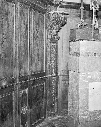 Détail : pilastre et console, deuxième angle de l'abside. © Yves Sancey / Région Bourgogne-Franche-Comté, Inventaire du patrimoine - 1974