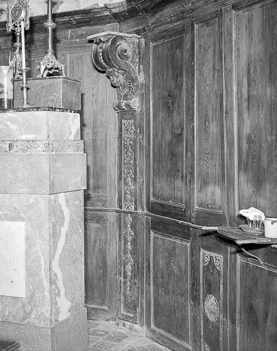 Détail : pilastre et console, troisième angle de l'abside. © Yves Sancey / Région Bourgogne-Franche-Comté, Inventaire du patrimoine - 1974