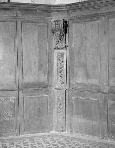 Détail : pilastre et console, quatrième angle de l'abside. © Yves Sancey / Région Bourgogne-Franche-Comté, Inventaire du patrimoine - 1974