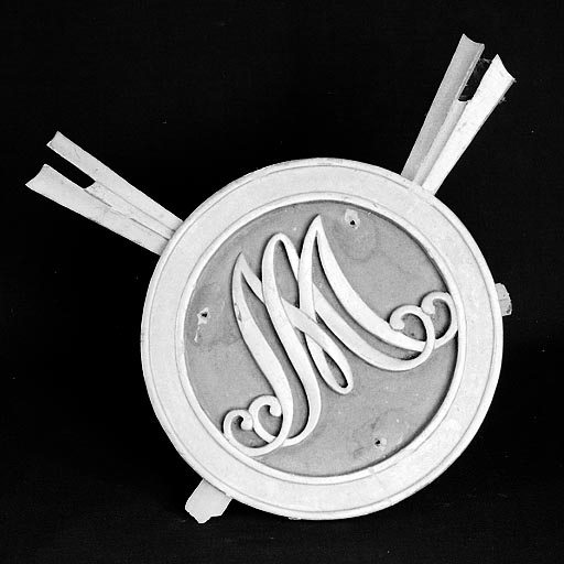 Couronnement de retable avec monogramme de la Vierge. © Yves Sancey / Région Bourgogne-Franche-Comté, Inventaire du patrimoine - 1975