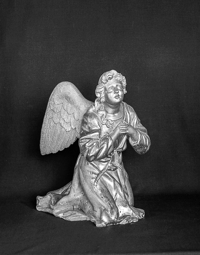 Ange droit vu de profil droit. © Yves Sancey / Région Bourgogne-Franche-Comté, Inventaire du patrimoine - 1975