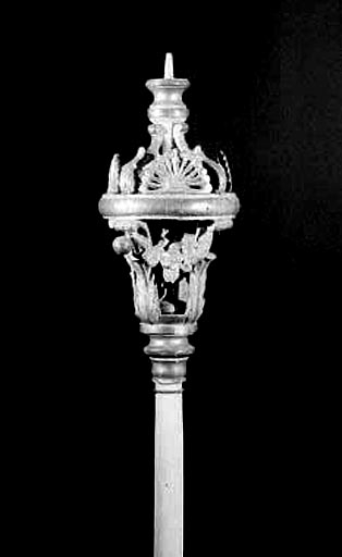 Bâton avec pot à feu et guirlande de fleurs. © Yves Sancey / Région Bourgogne-Franche-Comté, Inventaire du patrimoine - 1975