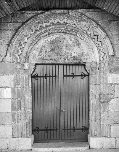Extérieur : portail. © Yves Sancey / Région Bourgogne-Franche-Comté, Inventaire du patrimoine - 1975