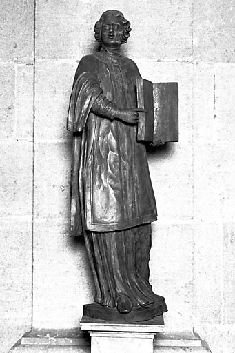 Diacre au livre vu de face. © Yves Sancey / Région Bourgogne-Franche-Comté, Inventaire du patrimoine - 1975