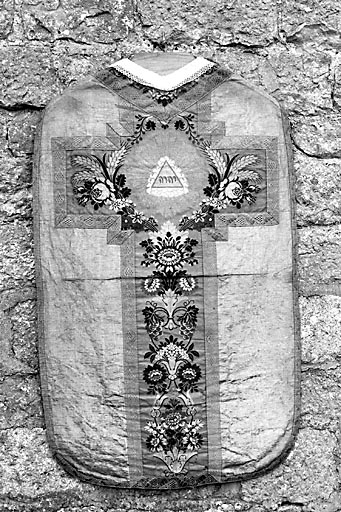 Chasuble vue de dos. © Yves Sancey / Région Bourgogne-Franche-Comté, Inventaire du patrimoine - 1975