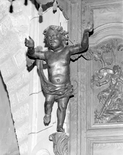 Détail : angelot gauche du dorsal. © Yves Sancey / Région Bourgogne-Franche-Comté, Inventaire du patrimoine - 1975