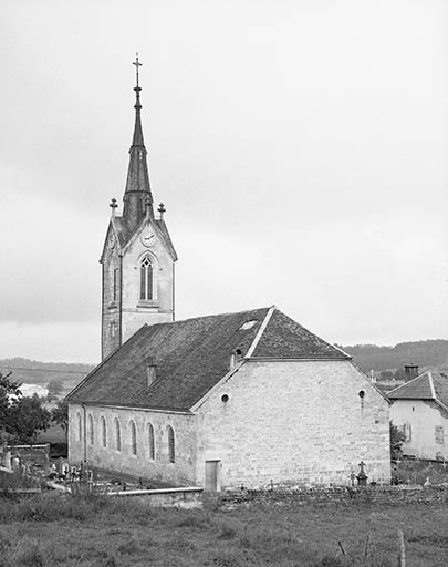Extérieur : chevet et face latérale droite. © Yves Sancey / Région Bourgogne-Franche-Comté, Inventaire du patrimoine - 1975