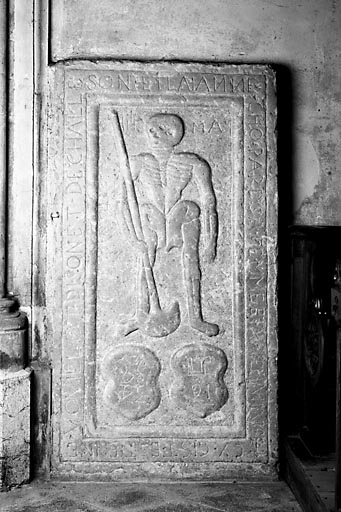 Pierre tombale datée 1634 : vue d'ensemble. © Yves Sancey / Région Bourgogne-Franche-Comté, Inventaire du patrimoine - 1975