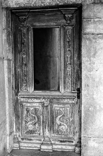 Ferme située 1 rue des Contours, datée des 18e et 19e siècles : une porte. © Gilbert Poinsot / Région Bourgogne-Franche-Comté, Inventaire du patrimoine - 1975