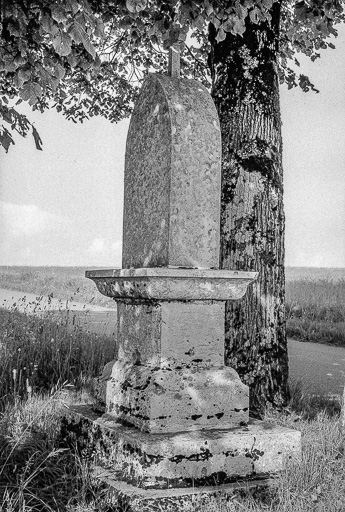 Vue de trois quarts arrière. © Gilbert Poinsot / Région Bourgogne-Franche-Comté, Inventaire du patrimoine - 1975