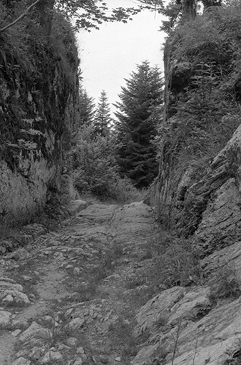 Passage taillé dans le rocher. © Gilbert Poinsot / Région Bourgogne-Franche-Comté, Inventaire du patrimoine - 1975