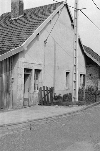 Ferme cadastrée 1961 AB 129-130, située rue du Bois Brûlé : façade antérieure. © Gilbert Poinsot / Région Bourgogne-Franche-Comté, Inventaire du patrimoine - 1975