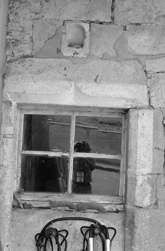Ferme située route de Villeneuve, cadastrée 1961 AB 64 : fenêtre et niche. © Gilbert Poinsot / Région Bourgogne-Franche-Comté, Inventaire du patrimoine - 1975