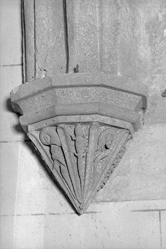Culot. 1ère travée du choeur. Mur sud. © Yves Sancey / Région Bourgogne-Franche-Comté, Inventaire du patrimoine - 1975