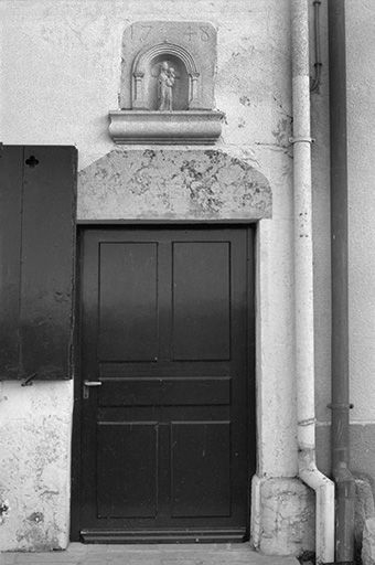 Ferme  datée de 1748, située rue du Chalet, cadastrée 1972 AB 63 : porte d'entrée. © Gilbert Poinsot / Région Bourgogne-Franche-Comté, Inventaire du patrimoine - 1975