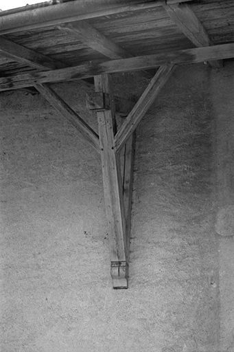 Ferme de 1818, située 11 Grande Rue : extrémité de la pièce de bois doublant le chevron-arbalétrier. © Gilbert Poinsot / Région Bourgogne-Franche-Comté, Inventaire du patrimoine - 1975