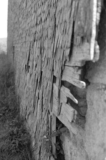 Ferme datée de 1870, située 5 rue de la Grande Fontaine : tavaillons sur le pignon gauche. © Gilbert Poinsot / Région Bourgogne-Franche-Comté, Inventaire du patrimoine - 1975