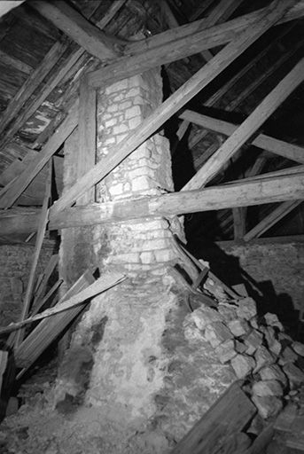 Intérieur : charpente et cheminée. © Gilbert Poinsot / Région Bourgogne-Franche-Comté, Inventaire du patrimoine - 1975