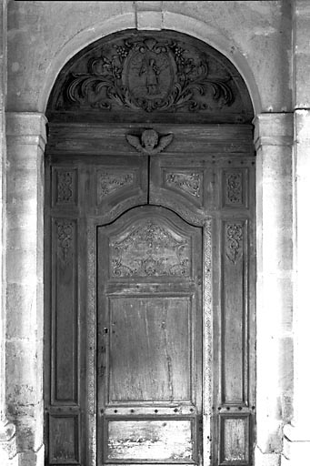 Vue de face avec la porte d'entrée de la tour-clocher. © Yves Sancey / Région Bourgogne-Franche-Comté, Inventaire du patrimoine - 1975