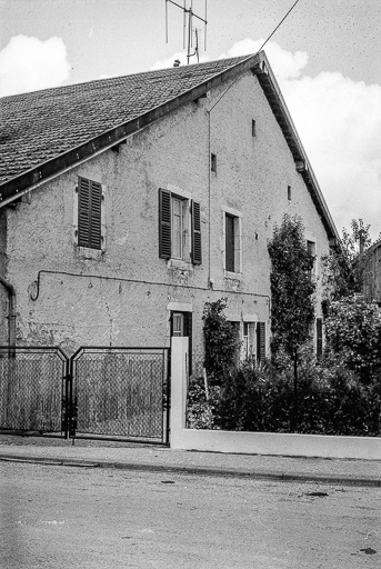 Ferme située 13 rue du Moutet : façade latérale droite. © Liliane Hamelin / Région Bourgogne-Franche-Comté, Inventaire du patrimoine - 1975