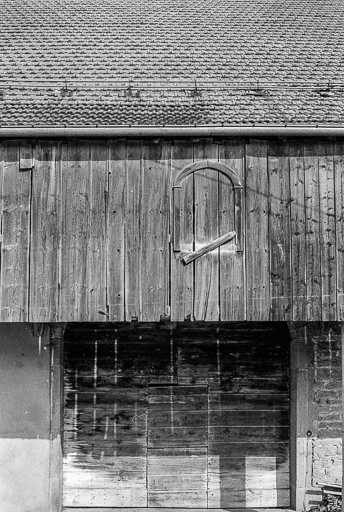 Ferme située 1 rue de Longeville : fermeture de l'auvent par une galerie supérieure. © Gilbert Poinsot / Région Bourgogne-Franche-Comté, Inventaire du patrimoine - 1975