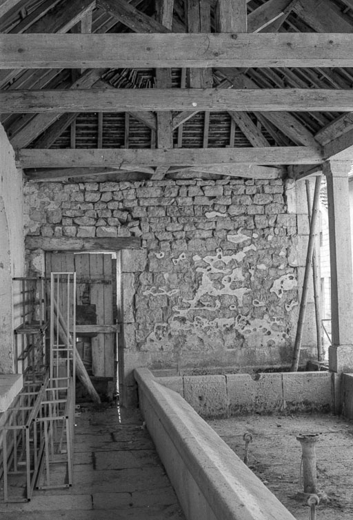 Intérieur : bassin et charpente. © Gilbert Poinsot / Région Bourgogne-Franche-Comté, Inventaire du patrimoine - 1975