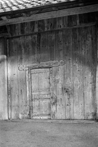 Ferme : porte de grange. © Gilbert Poinsot / Région Bourgogne-Franche-Comté, Inventaire du patrimoine - 1975
