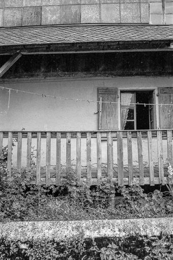 Détail de la façade antérieure. © Gilbert Poinsot / Région Bourgogne-Franche-Comté, Inventaire du patrimoine - 1975