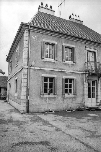 Partie gauche de la façade antérieure et façade latérale gauche. © Liliane Hamelin / Région Bourgogne-Franche-Comté, Inventaire du patrimoine - 1975